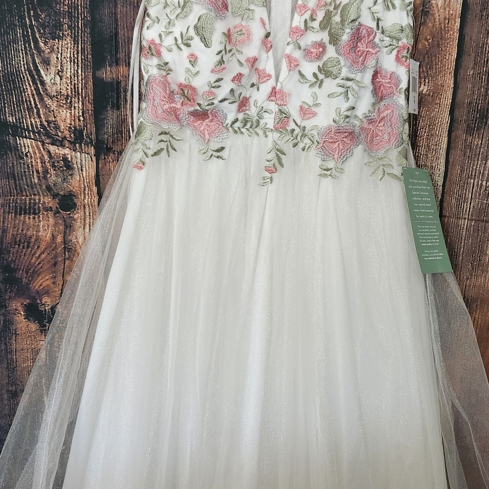 Elegant White Dress with Floral Embroidery - Picture 2 of 9